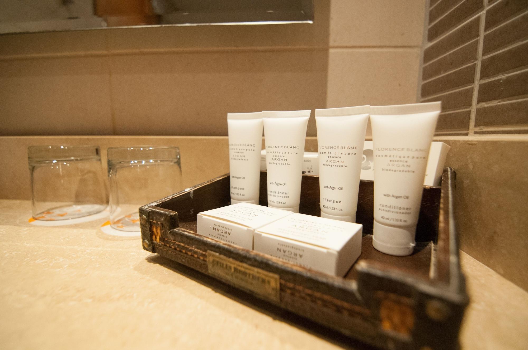 Enjoy Coquimbo Hotel Екстериор снимка A selection of toiletries in a hotel bathroom