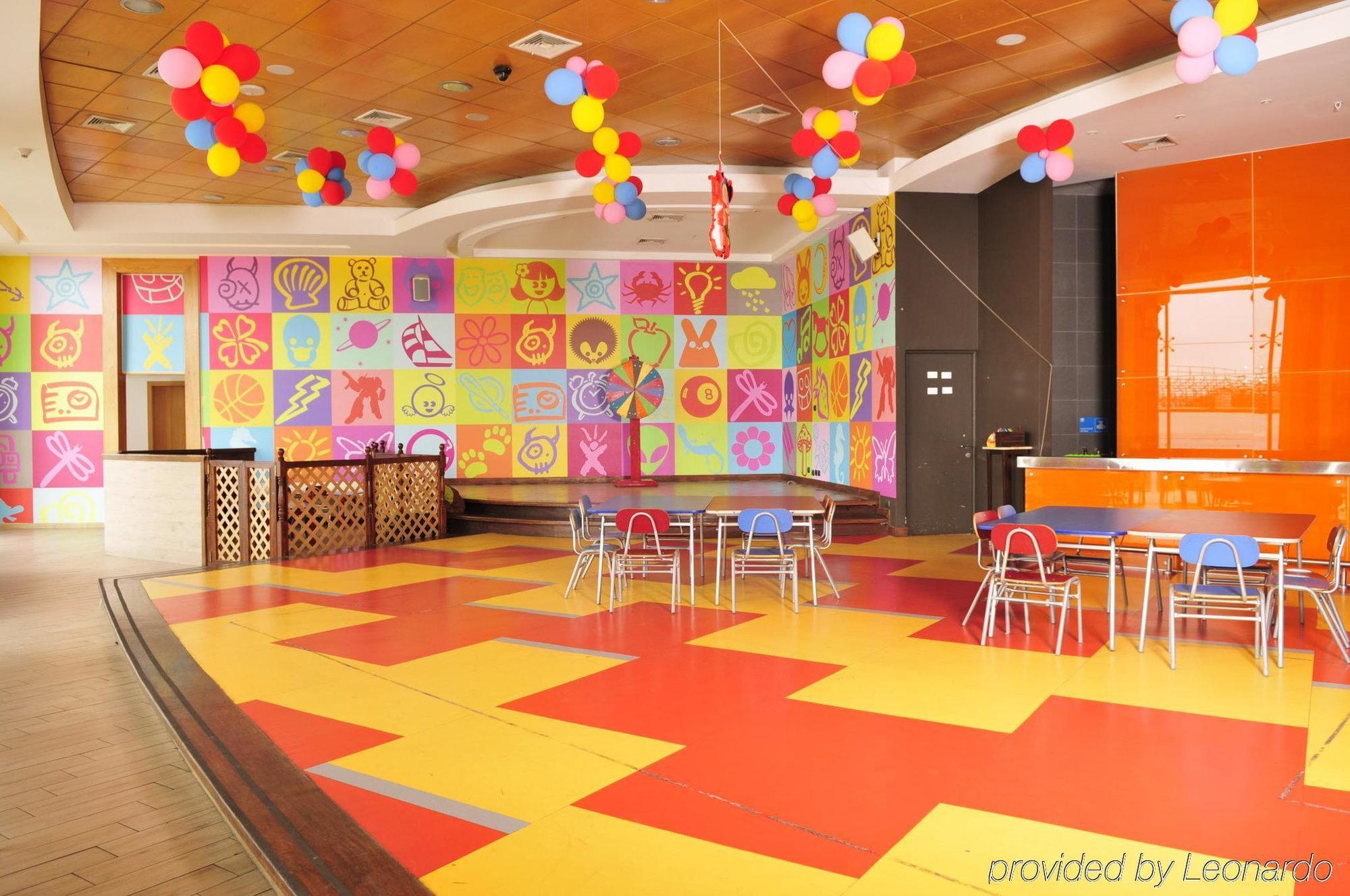 Enjoy Coquimbo Hotel Ресторант снимка The interior of a McDonald's PlayPlace